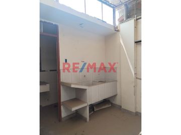 SE VENDE DEPARTAMENTO TRIPLEX A 4 CASAS DE LA AVENIDA PRINCIPAL 26 DE MARZO EN FLORENCIA DE MORA 

CUENTA CON 3 PISOS

3 HABITACIONES
COCINA
SAL