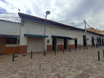 VENTA DE CASA CON 3 LOCALES, OFICINA Y PARQUEADERO, CENTRO DE BUCARAMANGA, ÁREA: 450 MTS². Cod V11132