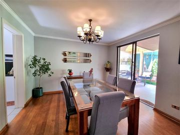 Casa en condominio en venta de 4 dorm. en La Reina