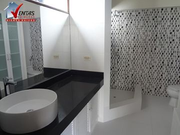 Bello Dpto 2do Piso, Con Linia Blanca Remodelado, Frente Al Golf