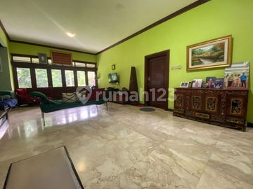 Rumah Nyaman dengan Halaman Belakang yang Luas, Dalam Perumahan Pesona Depok, Margonda