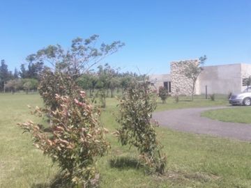 VENDE LOTE EXCELENTE UBICACION EN CLUB DE CAMPO HARAS DE FUNES