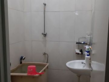 Rumah 3 lantai, apik, nyaman, asri, dan strategis