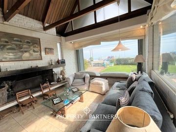 Casa en  Santo Domingo con vista al mar en primera línea