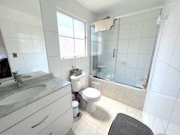 Excelente Casa Amplia 5d/3b, Ubicada En Microbarrio Cerrado