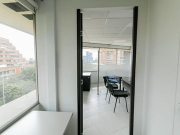 oficina en venta en parque central bavaria. Cod V1002167
