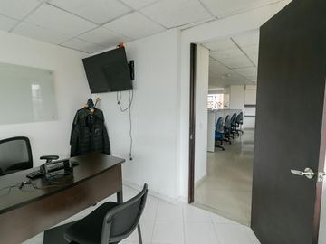 oficina en venta en parque central bavaria. Cod V1002167