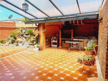 Venta / Permuta  Casa Barrio las Villas Bogota Ccial Bulevar Niza.