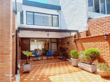 Venta / Permuta  Casa Barrio las Villas Bogota Ccial Bulevar Niza.