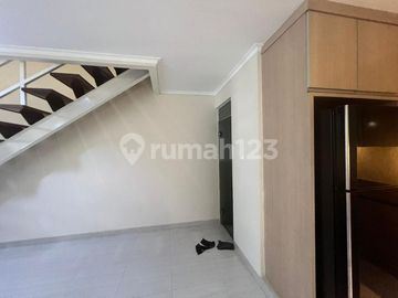 Dijual Rumah Full Interior Cakep 3 Lantai Perumahan Green Court Cengkareng