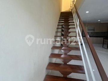 Dijual Rumah Full Interior Cakep 3 Lantai Perumahan Green Court Cengkareng