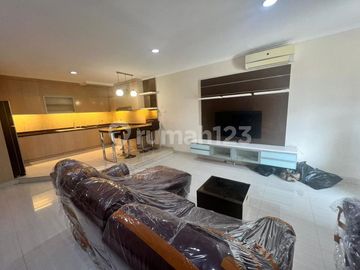 Dijual Rumah Full Interior Cakep 3 Lantai Perumahan Green Court Cengkareng