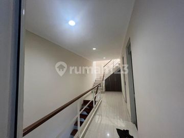 Dijual Rumah Full Interior Cakep 3 Lantai Perumahan Green Court Cengkareng