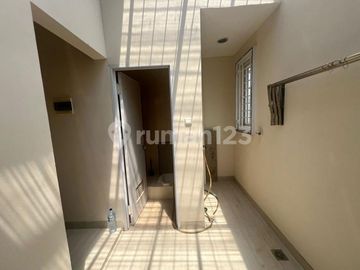 Dijual Rumah Full Interior Cakep 3 Lantai Perumahan Green Court Cengkareng