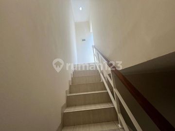 Dijual Rumah Full Interior Cakep 3 Lantai Perumahan Green Court Cengkareng