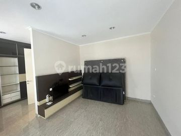 Dijual Rumah Full Interior Cakep 3 Lantai Perumahan Green Court Cengkareng