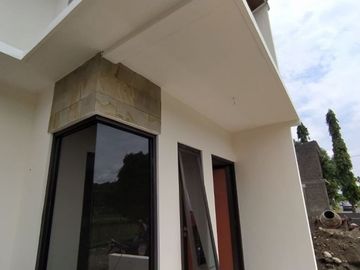 Terlaris, Rumah Modern Ceiling Tinggi Dekat Polsek Prambanan