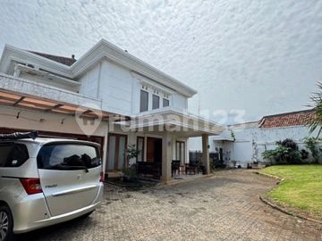 Rumah Halaman Luas Ada Kolam Renang di Cinere dekat ke Tol