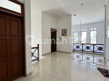 Rumah Halaman Luas Ada Kolam Renang di Cinere dekat ke Tol