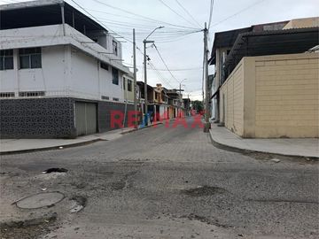🏡✨ ¡Oportunidad única en Piura! ✨🏡

¿Buscas una espaciosa casa urbana en una excelente ubicación? Esta propiedad en Jr. Bernal 136 es tu mejor opció
