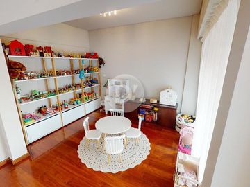 Departamento en venta, 4 ambientes, con cochera y baulera. Vicente López, sobre Avenida Libertador.