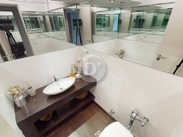 Departamento en venta, 4 ambientes, con cochera y baulera. Vicente López, sobre Avenida Libertador.