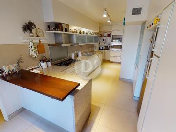 Departamento en venta, 4 ambientes, con cochera y baulera. Vicente López, sobre Avenida Libertador.
