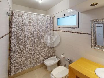 Departamento en venta, 4 ambientes, con cochera y baulera. Vicente López, sobre Avenida Libertador.