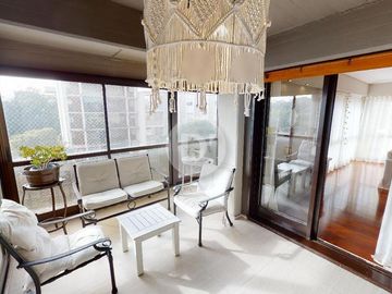 Departamento en venta, 4 ambientes, con cochera y baulera. Vicente López, sobre Avenida Libertador.