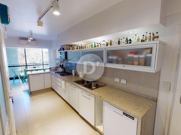 Departamento en venta, 4 ambientes, con cochera y baulera. Vicente López, sobre Avenida Libertador.