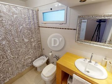 Departamento en venta, 4 ambientes, con cochera y baulera. Vicente López, sobre Avenida Libertador.