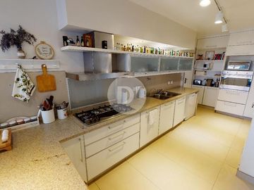 Departamento en venta, 4 ambientes, con cochera y baulera. Vicente López, sobre Avenida Libertador.