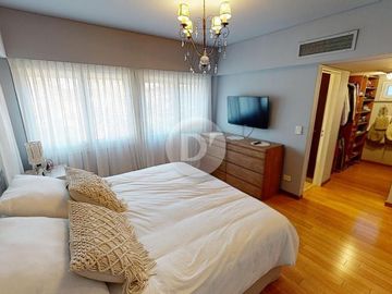 Departamento en venta, 4 ambientes, con cochera y baulera. Vicente López, sobre Avenida Libertador.