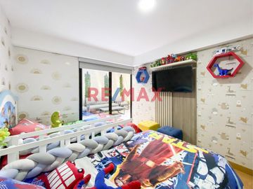 ¡Una oportunidad única para vivir en una zona exclusiva de Lima! Este moderno departamento flat está ubicado en el Piso 1 de un hermoso edificio en la