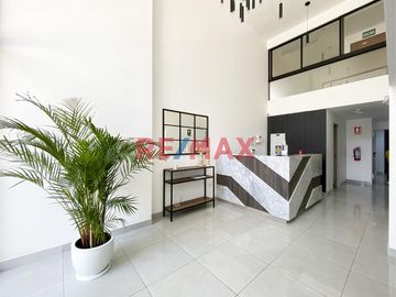 ¡Una oportunidad única para vivir en una zona exclusiva de Lima! Este moderno departamento flat está ubicado en el Piso 1 de un hermoso edificio en la