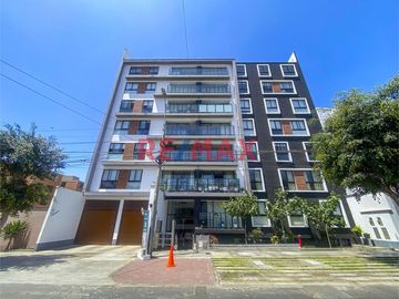 ¡Una oportunidad única para vivir en una zona exclusiva de Lima! Este moderno departamento flat está ubicado en el Piso 1 de un hermoso edificio en la