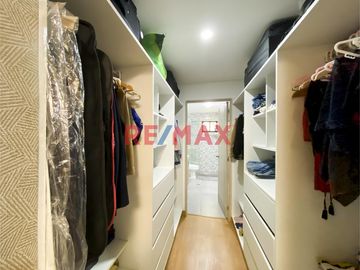 ¡Una oportunidad única para vivir en una zona exclusiva de Lima! Este moderno departamento flat está ubicado en el Piso 1 de un hermoso edificio en la