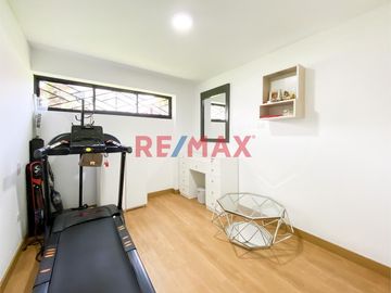 ¡Una oportunidad única para vivir en una zona exclusiva de Lima! Este moderno departamento flat está ubicado en el Piso 1 de un hermoso edificio en la