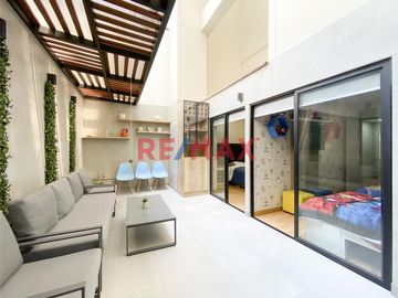 ¡Una oportunidad única para vivir en una zona exclusiva de Lima! Este moderno departamento flat está ubicado en el Piso 1 de un hermoso edificio en la