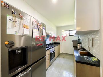 ¡Una oportunidad única para vivir en una zona exclusiva de Lima! Este moderno departamento flat está ubicado en el Piso 1 de un hermoso edificio en la