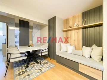 ¡Una oportunidad única para vivir en una zona exclusiva de Lima! Este moderno departamento flat está ubicado en el Piso 1 de un hermoso edificio en la