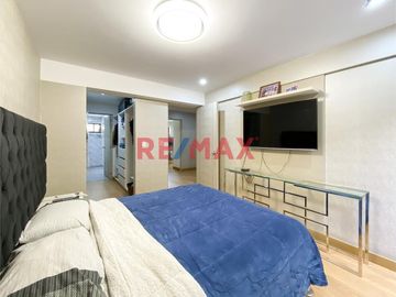 ¡Una oportunidad única para vivir en una zona exclusiva de Lima! Este moderno departamento flat está ubicado en el Piso 1 de un hermoso edificio en la