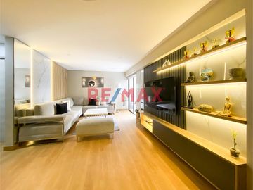¡Una oportunidad única para vivir en una zona exclusiva de Lima! Este moderno departamento flat está ubicado en el Piso 1 de un hermoso edificio en la