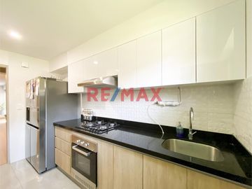 ¡Una oportunidad única para vivir en una zona exclusiva de Lima! Este moderno departamento flat está ubicado en el Piso 1 de un hermoso edificio en la