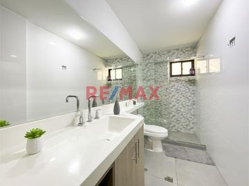 ¡Una oportunidad única para vivir en una zona exclusiva de Lima! Este moderno departamento flat está ubicado en el Piso 1 de un hermoso edificio en la