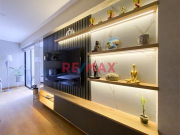 ¡Una oportunidad única para vivir en una zona exclusiva de Lima! Este moderno departamento flat está ubicado en el Piso 1 de un hermoso edificio en la
