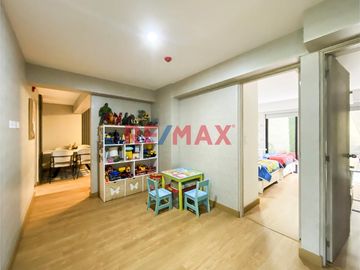 ¡Una oportunidad única para vivir en una zona exclusiva de Lima! Este moderno departamento flat está ubicado en el Piso 1 de un hermoso edificio en la