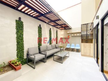¡Una oportunidad única para vivir en una zona exclusiva de Lima! Este moderno departamento flat está ubicado en el Piso 1 de un hermoso edificio en la