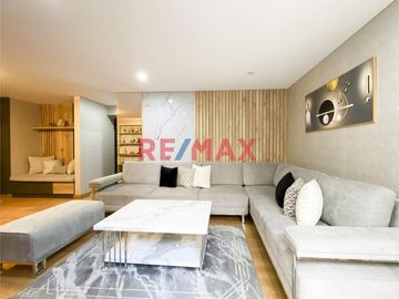 ¡Una oportunidad única para vivir en una zona exclusiva de Lima! Este moderno departamento flat está ubicado en el Piso 1 de un hermoso edificio en la