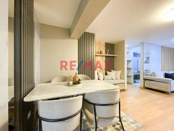 ¡Una oportunidad única para vivir en una zona exclusiva de Lima! Este moderno departamento flat está ubicado en el Piso 1 de un hermoso edificio en la